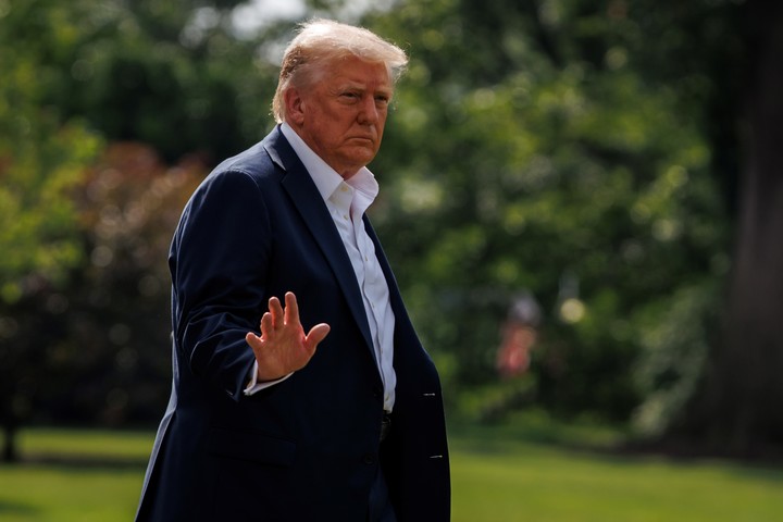 El presidente estadounidense, Donald Trump, saluda mientras camina hacia el Marine One por el Jardín Sur de la Casa Blanca en Washington. Foto EFE