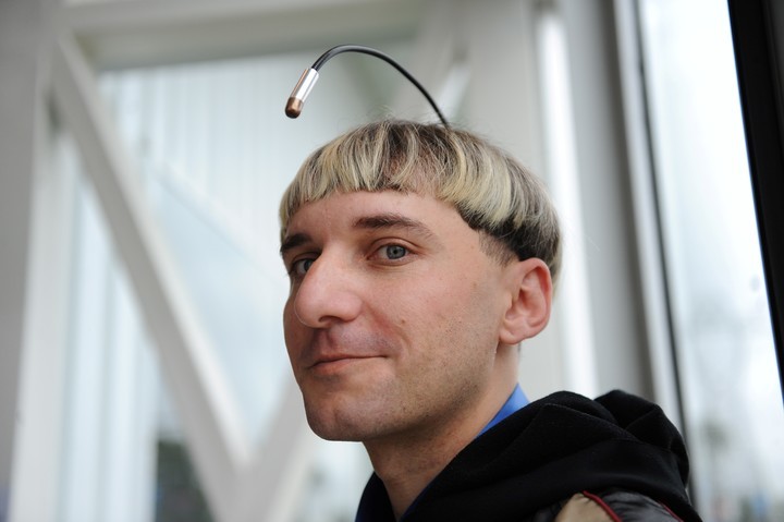 Neil Harbisson posee un sexto sentido pero artificial. (Clarín)