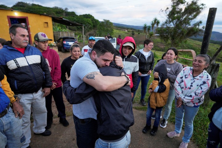 Carlos Uzcátegui, uno de los venezolanos enviados desde EE.UU. a El Salvador, al reencontrarse con su familia en Lobatera, Venezuela. Foto: AP 