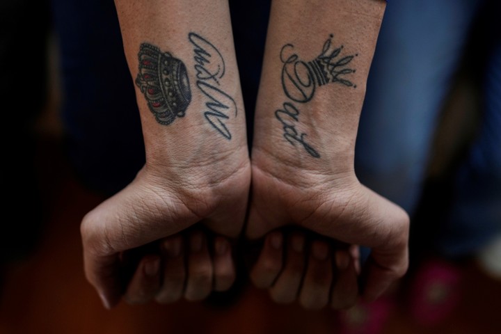 Andry Hernandez, uno de los deportados y ahora enviados de regreso a Venezuela, muestra los tatuajes en sus brazos. Foto: AP 