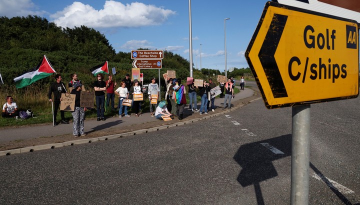 Manifestantes anti Trump, este sábado en Balmedie, cerca de Aberdeen, en Escocia. Foto: REUTERS 