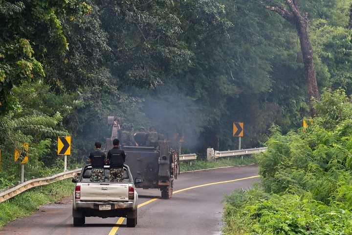 Vehículos militares en la provincia de Sisaket, mientras Camboya y Tailandia dijeron que el otro había lanzado ataques de artillería en áreas fronterizas en disputa la madruga. Foto Reuters