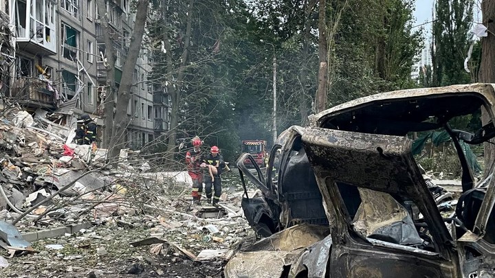 Equipos de rescate trabajaban contrarreloj para buscar y salvar a quienes quedaron atrapados entre los escombros. Foto: EFE/ Zelenski vía Telegram  