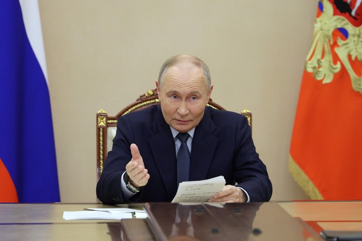 El presidente ruso, Vladímir Putin, se reúne con la cúpula del Ministerio de Defensa y representantes de la industria de defensa en Moscú, Rusia. Foto EFE