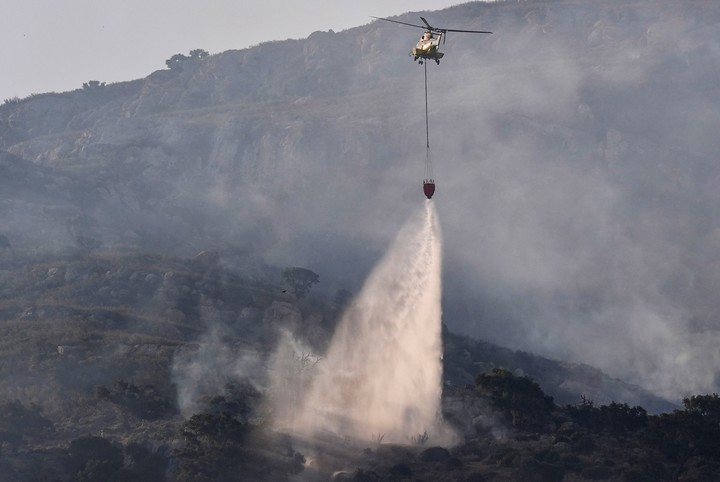 Un helicóptero trabaja en la Sierra de la Plata, en Tarifa (Cádiz). Foto: EFE