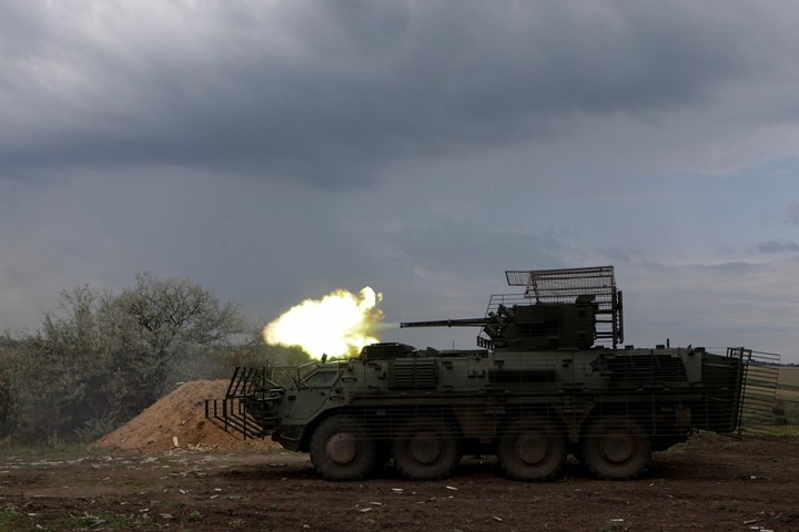 Una brigada de infantería ucraniana abre fuego en el frente. Foto: Reuters