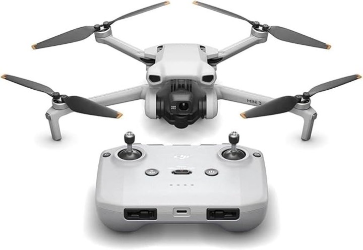 DJI Mini 3 ofrece casi una hora de autonomía de vuelo. Se consigue a 734.699 pesos.
