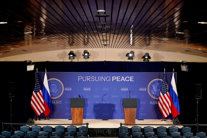 El escenario preparado para una conferencia de prensa entre Donald Trump y Vladimir Putin, este viernes en Alaska. Voto: BLOOMBERG
