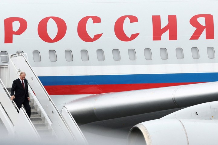 El presidente ruso Vladimir Putin llega a la base Elmendorf-Richardson, en Alaska, para su encuentro con Donald Trump, este viernes. Foto: REUTERS 