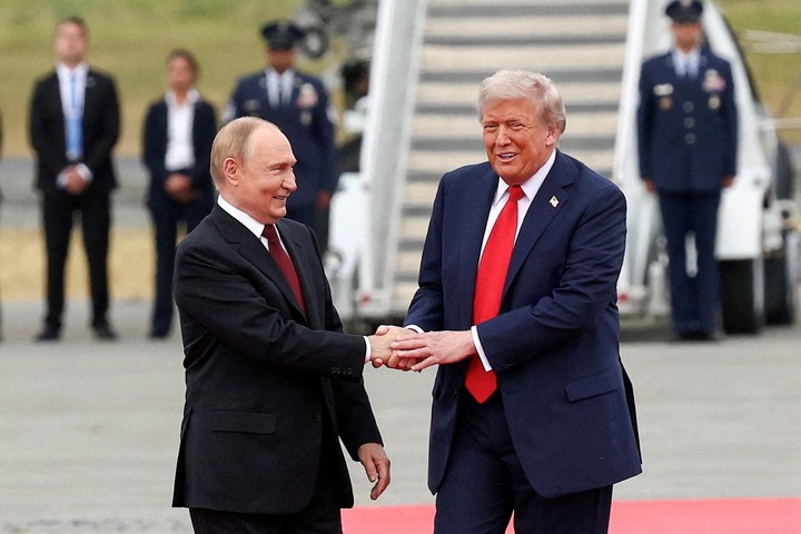 El presidente de Estados Unidos, Donald Trump, estrecha la mano del presidente ruso, Vladimir Putin, en la Base Conjunta Elmendorf-Richardson en Anchorage, Alaska. Foto Reuters