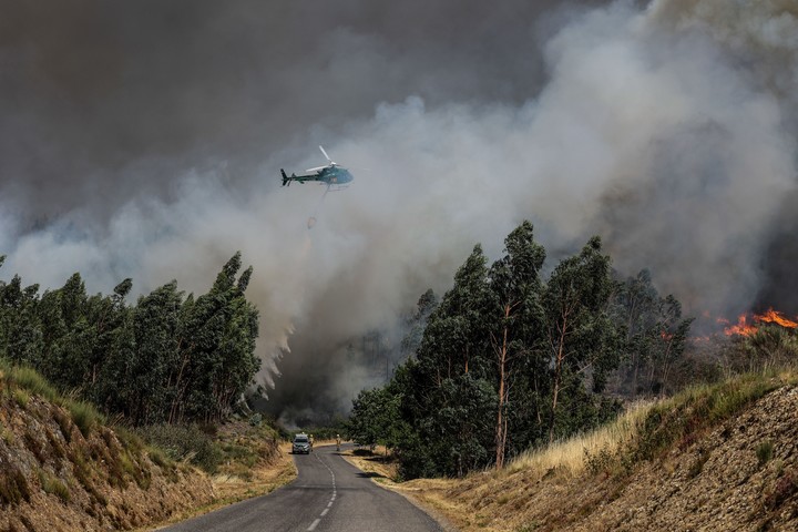 Un helicóptero arroja agua sobre el incendio forestal de Malhada do Rei, Pampilhosa da Serra, Portugal. Foto EFE
