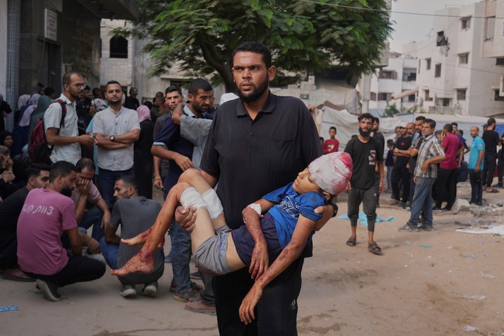 Un hombre carga el cuerpo de un  niño de 12 años muerto en un ataque israelí en Gaza. Foto: AP