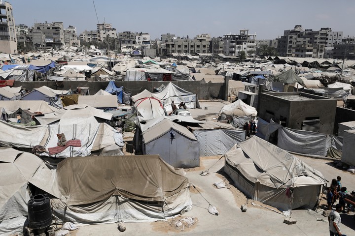 Palestinos viven en carpas en Ciudad de Gaza. Foto: Reuters