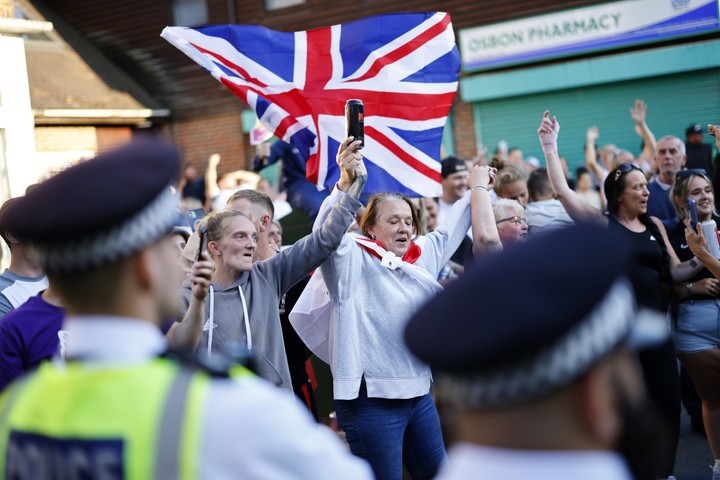 Manifestantes a favor del derecho a asilo protestan este viernes frente a un hotel que alberga a inmigrantes, en Orpington, Gran Bretaña. Foto: EFE