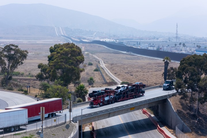 Una división del Departamento de Transportes recomienda que los funcionarios estadounidenses evalúen si un conductor puede responder en inglés. Foto Reuters