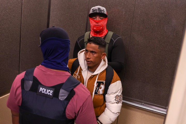 Agentes federales detienen a un hombre fuera de las audiencias de la corte de inmigración en el Edificio Federal Jacob K. Javits en Nueva York. Foto EFE