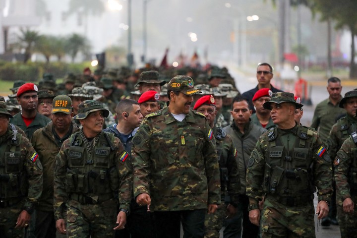 El presidente de Venezuela, Nicolás Maduro, el ministro de Defensa, Vladimir Padrino López, y el comandante estratégico operacional de las Fuerzas Armadas de Venezuela, general Domingo Hernández. Foto Reuters