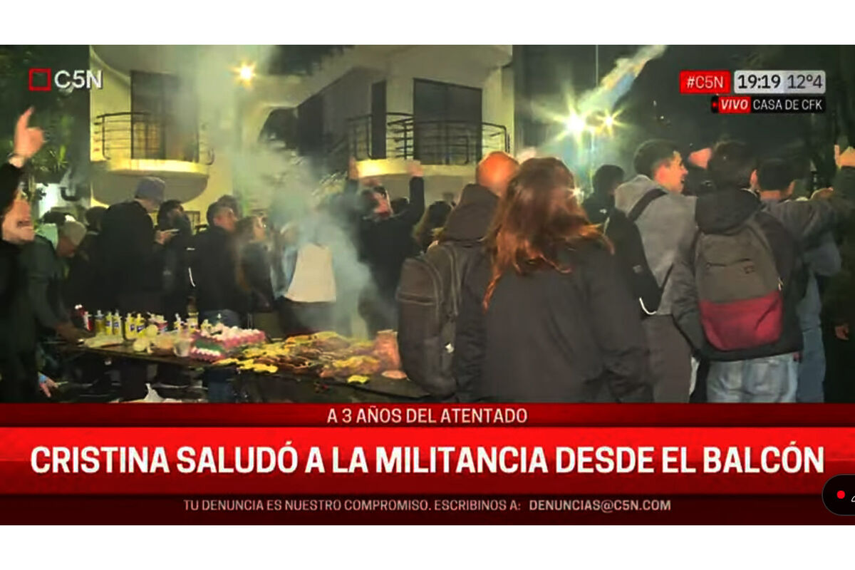 A tres años del intento de magnicidio: CFK salió al balcón y saludó a la militancia
