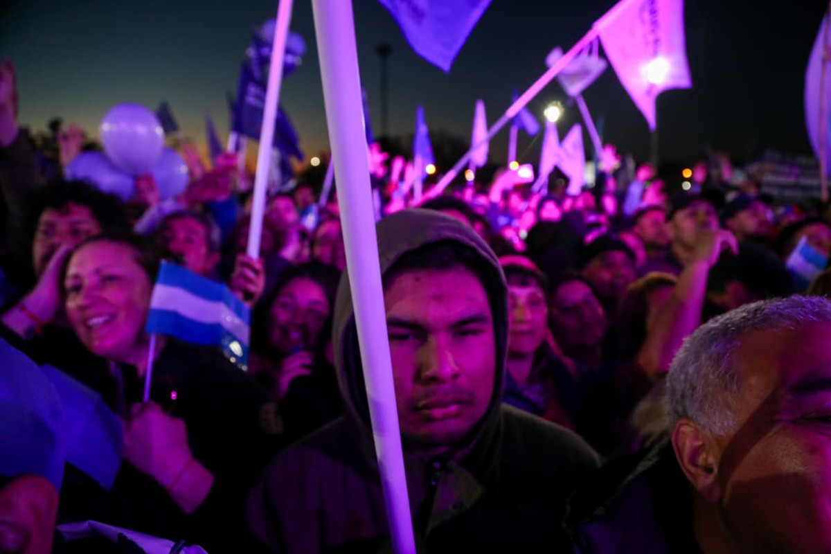Miedo, gendarmes y bolsones en Moreno: embarrado cierre de campaña libertario