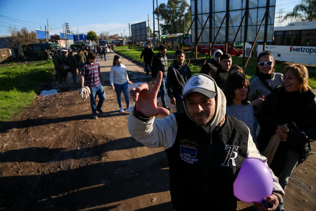 Miedo, gendarmes y bolsones en Moreno: embarrado cierre de campaña libertario