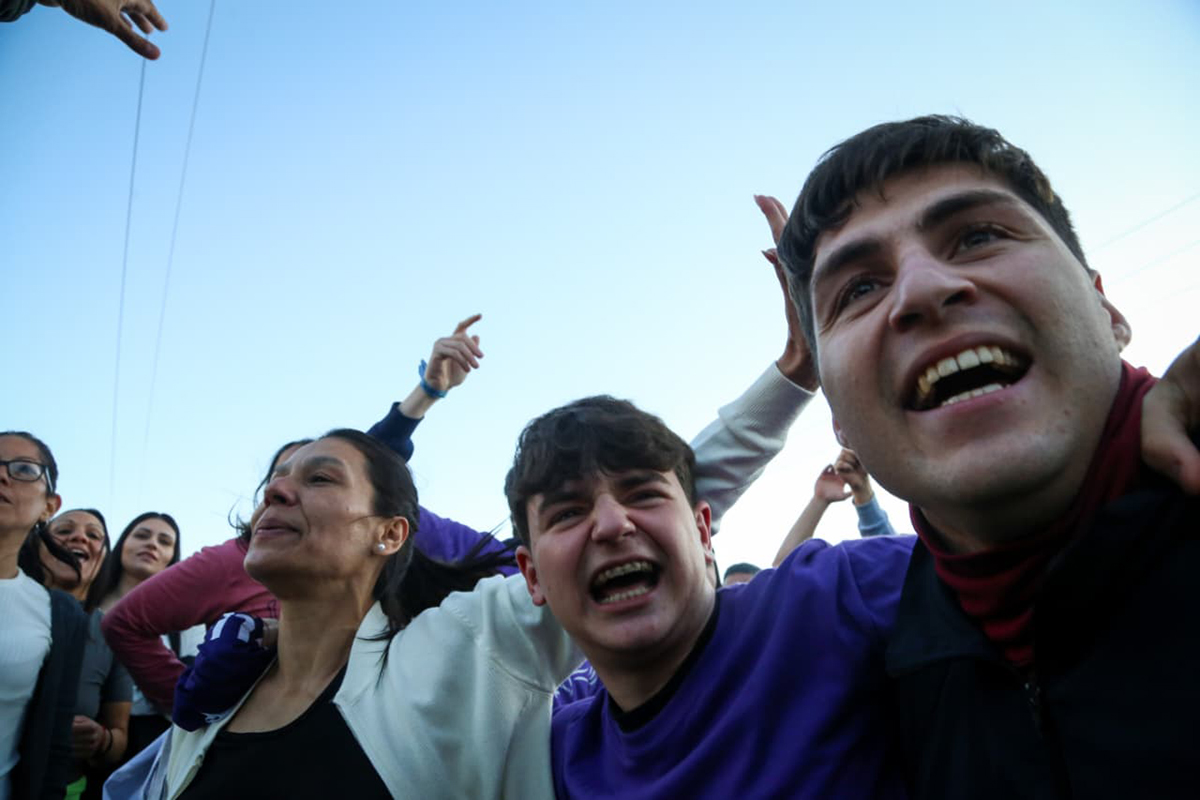 Miedo, gendarmes y bolsones en Moreno: embarrado cierre de campaña libertario