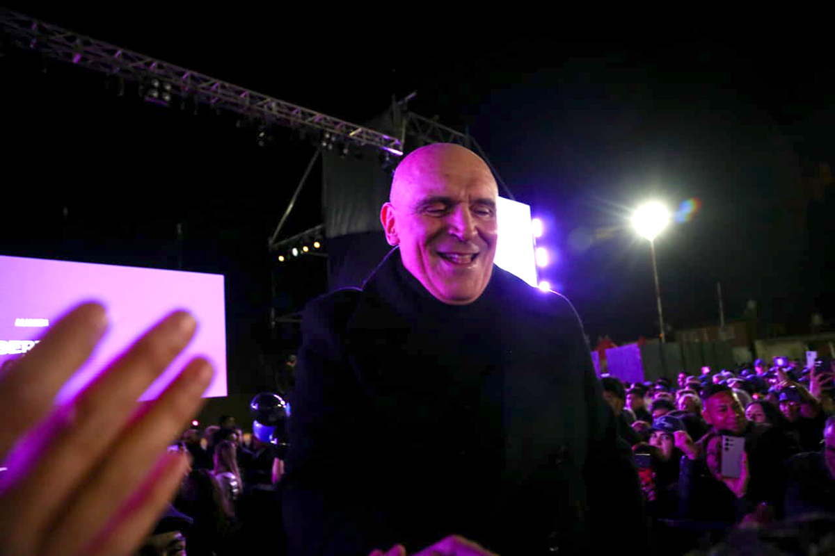 Miedo, gendarmes y bolsones en Moreno: embarrado cierre de campaña libertario