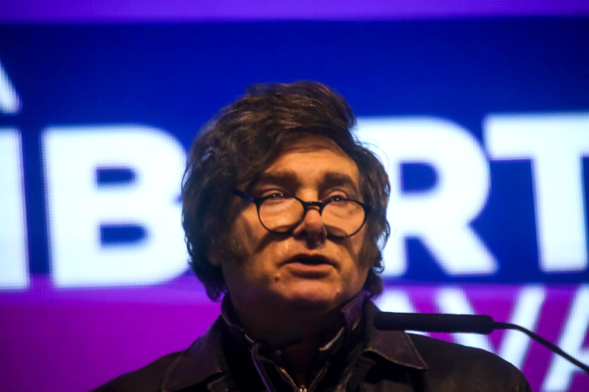 Miedo, gendarmes y bolsones en Moreno: embarrado cierre de campaña libertario
