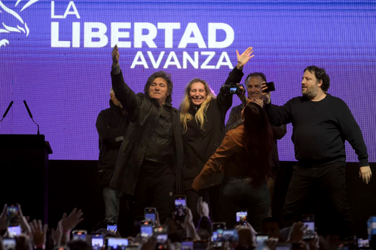 Miedo, gendarmes y bolsones en Moreno: embarrado cierre de campaña libertario