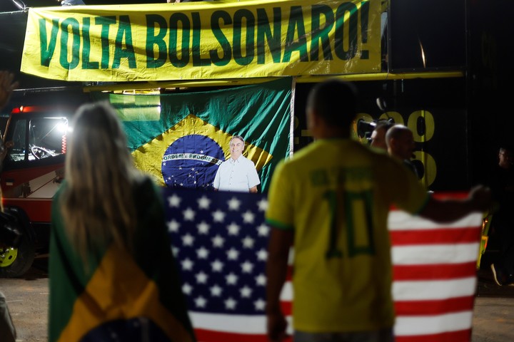 Seguidores de Jair Bolsonaro, en una marcha de apoyo al ex presidente, condenado por intento de golpe de Estado, en Brasilia. Foto. EFE  