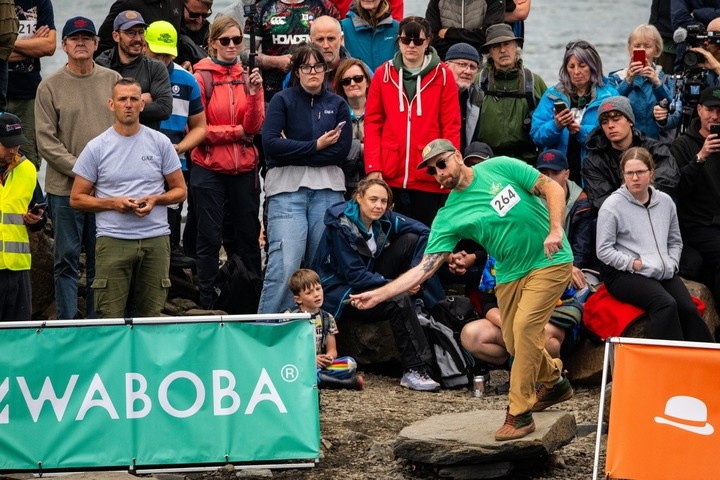 Jon Jennings, ganador de la categoría abierta, en la competición de lanzamiento de piedras en Easdale, Escocia. Foto Kirsty Mclellan.