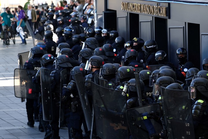Policías antimotines se despliegan en Nantes. Foto: Reuters