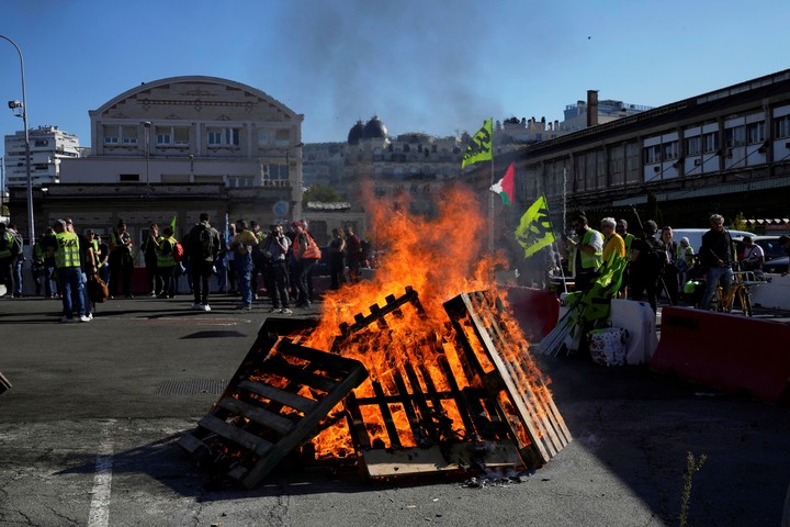 Manifestantes protestan en la estación Gare de Lyon en París. Foto: AP
