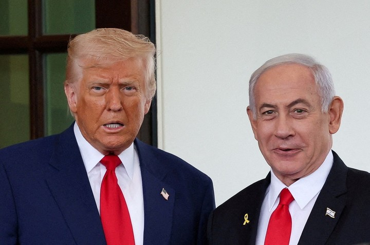El presidente de Estados Unidos, Donald Trump, recibe al primer ministro israelí, Benjamin Netanyahu, en la entrada de la Casa Blanca en Washington, D.C., EE. UU., el 7 de abril de 2025. Foto Reuters