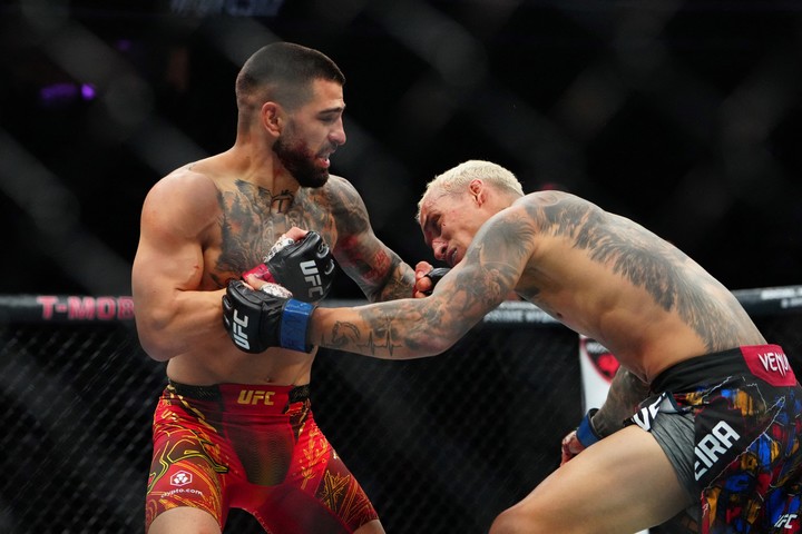 Ilia Topuria y Charles Oliveira, en el octágono durante UFC 317. (Foto: Reuters)