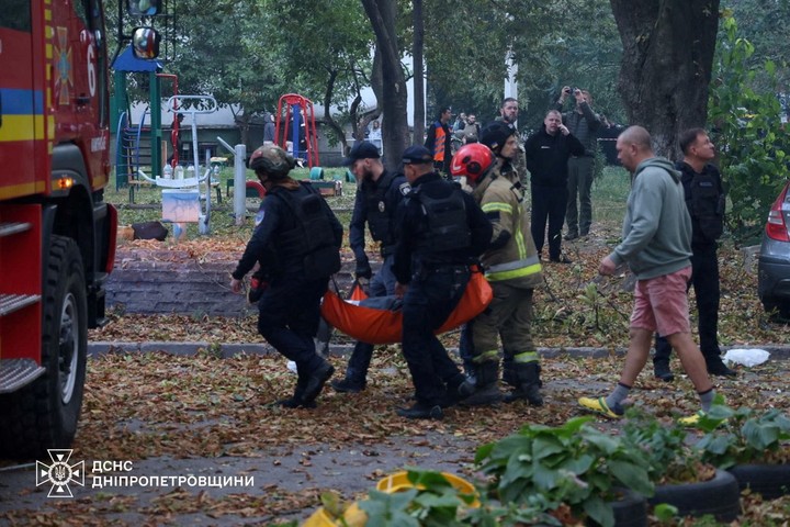Rescatistas llevan a una persona herida en el ataque ruso sobre la ciudad ucraniana de Dnipro, este sábado. Foto: REUTERS