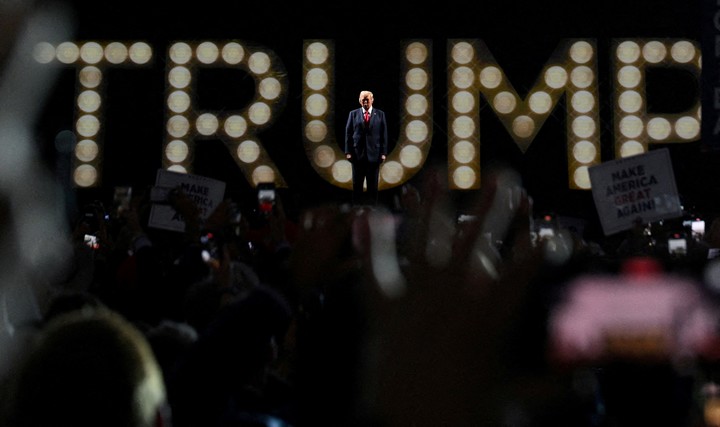 El candidato presidencial republicano y expresidente de Estados Unidos Donald Trump sube al escenario en el cuarto día de la Convención Nacional Republicana (RNC), en el Fiserv Forum de Milwaukee, Wisconsin, Estados Unidos, el 18 de julio de 2024. REUTERS/Callaghan O'hare/Foto de archivo