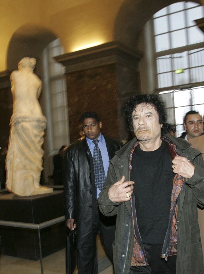 Muammar Khadafi en el Louvre en 2007. Foto: Reuters