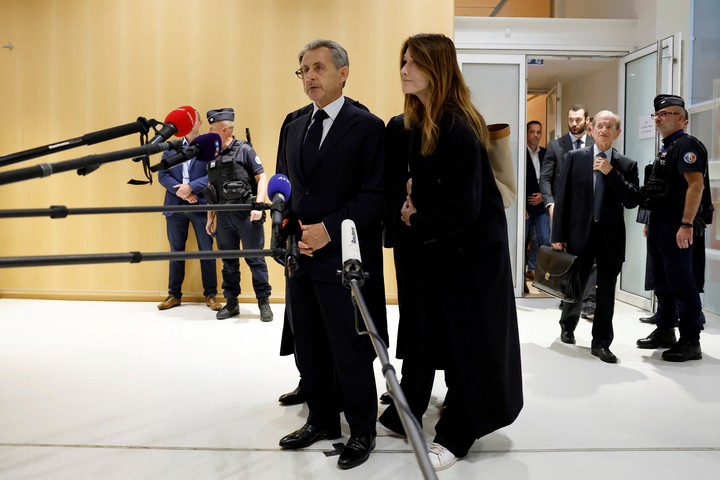 Sarkozy hace declaraciones a la prensa tras escuchar su condena. Foto: Reuters