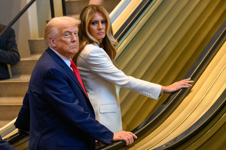 Donald Trump y su mujer suben por la escalera eléctrica de la ONU 