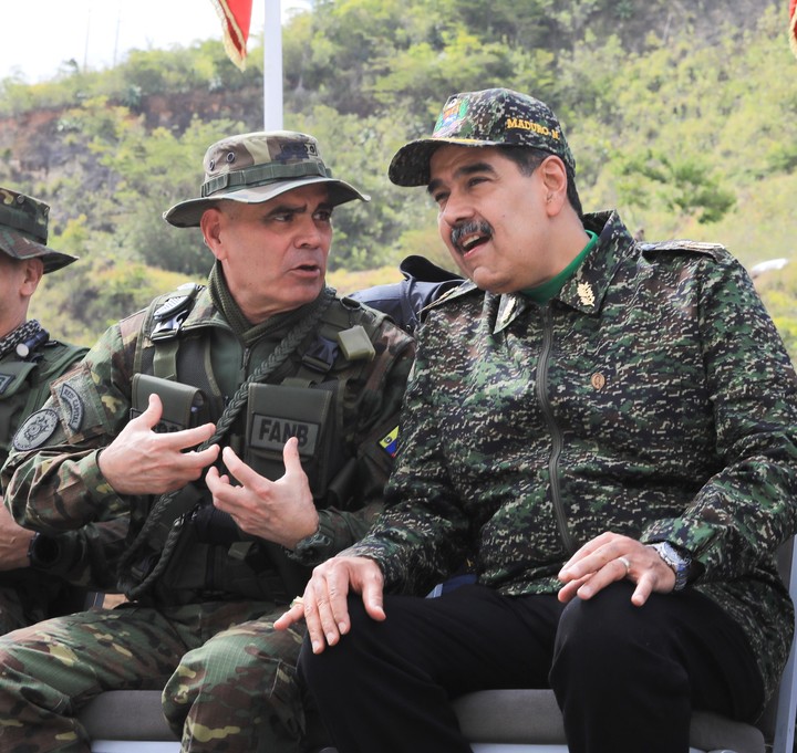 El líder del régimen en Venezuela, Nicolás Maduro, junto al ministro de Defensa, Vladimir Padrino López. Foto: EFE
