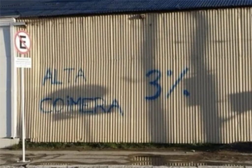 Milei suspendió el acto y la caminata en el centro de Ushuaia por baja convocatoria y las fuertes protestas