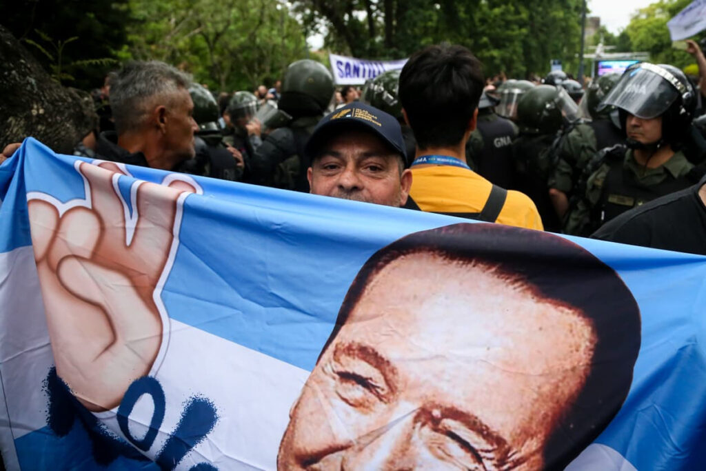 Leales de corazón: sentires de la caravana para bancar a Cristina
