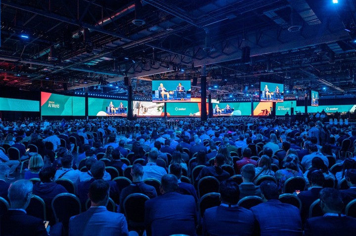 Una de las multitudinarias charlas del Oracle World AI.