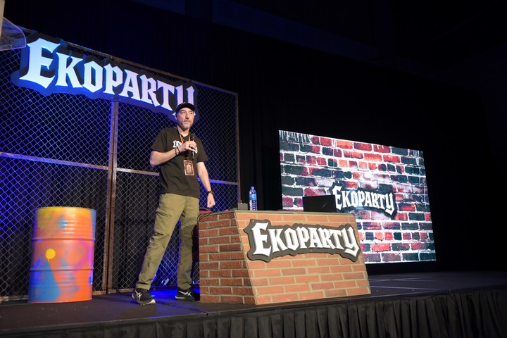 Leonardo Pigner, CEO de Ekoparty, en la apertura de la edición 2025. Foto: Flor Fernández