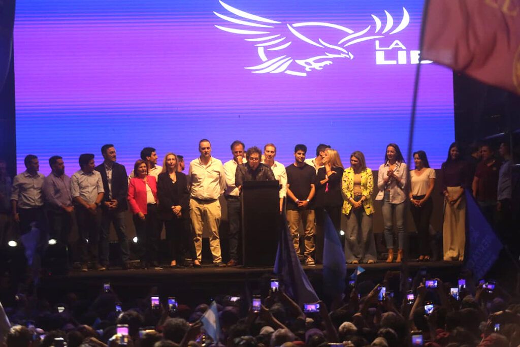 Blindado y entre protestas, Milei cerró su campaña en Rosario