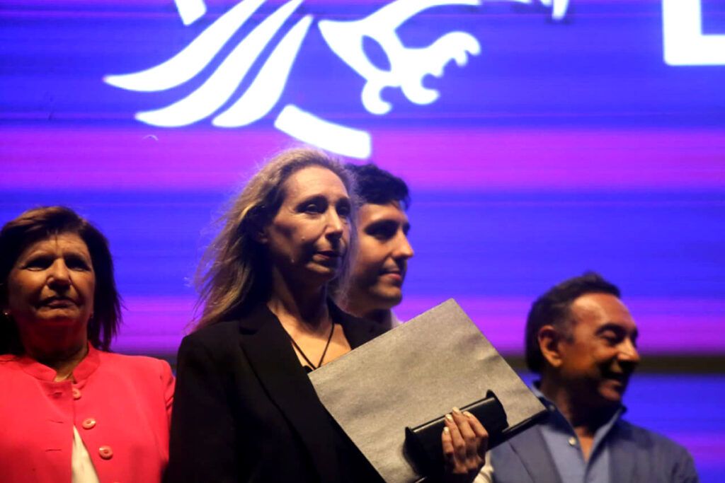 Blindado y entre protestas, Milei cerró su campaña en Rosario