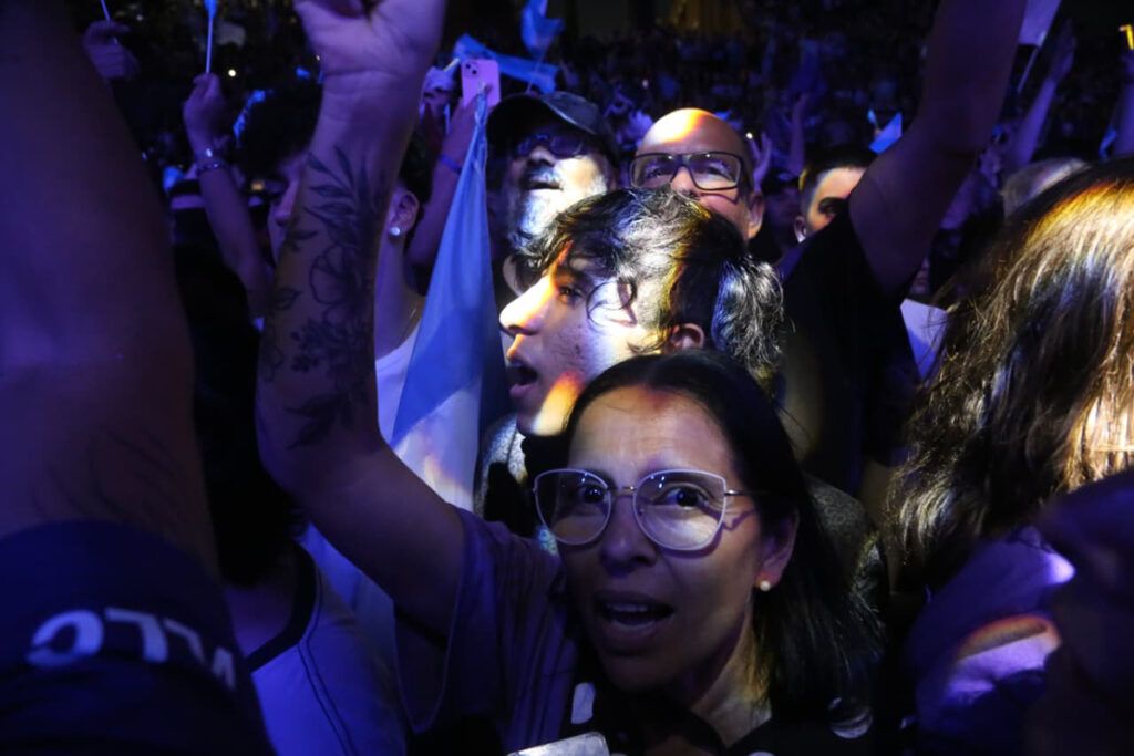 Blindado y entre protestas, Milei cerró su campaña en Rosario