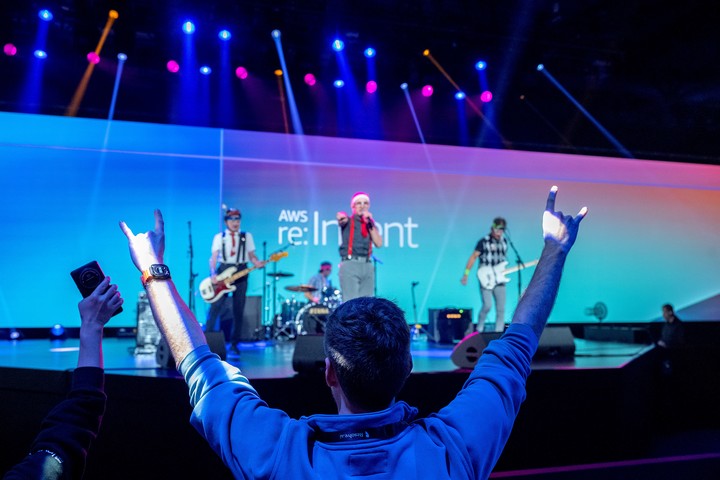 Sala llena durante la presentación de Vogels. Foto: Prensa AWS