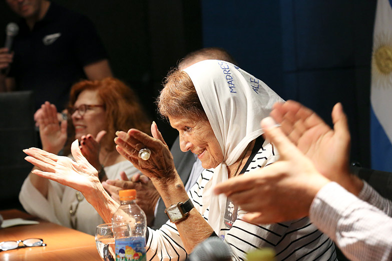 Organismos de DDHH, la CGT, la CTA y la UTEP realizan un acto contra el negacionismo libertario