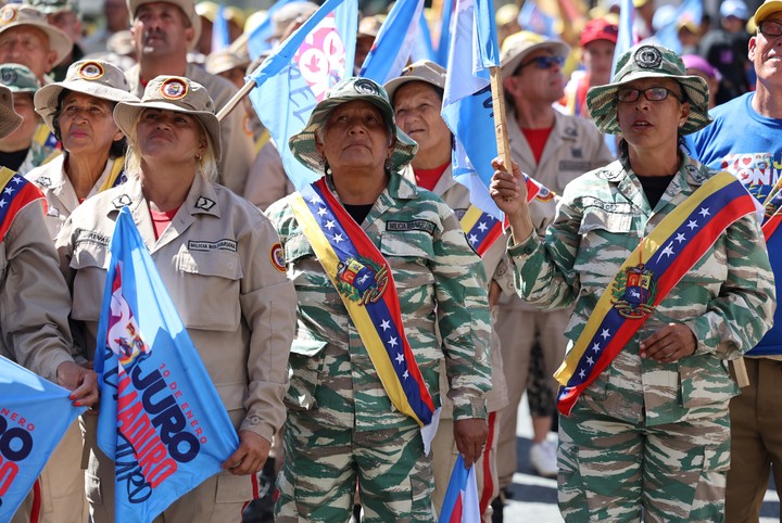 Integrantes de las milicias bolivarianas observan la transmisión de la investidura de Nicolás Maduro. Foto EFE